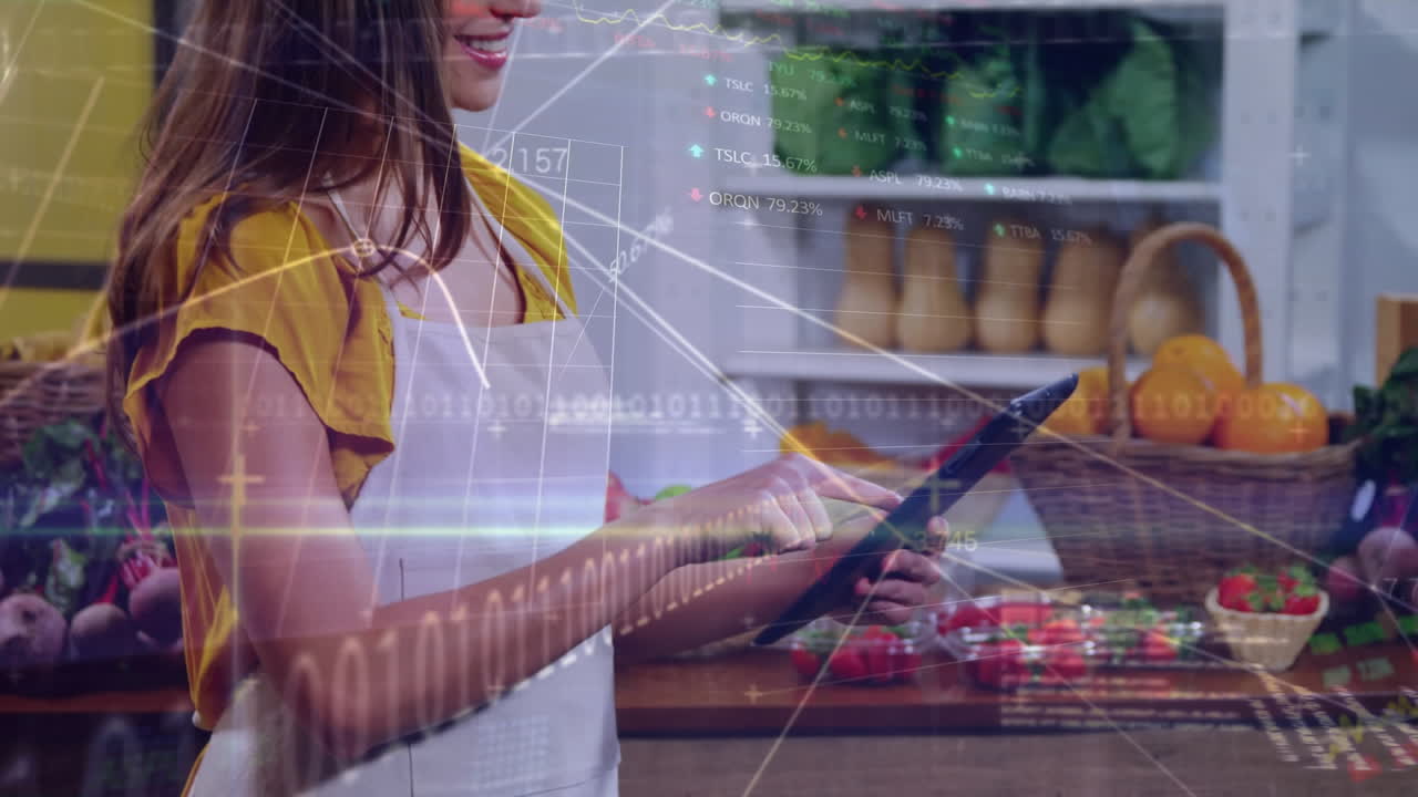 animación del procesamiento de datos financieros sobre las mujeres caucásicas que compran y usan tabletas.