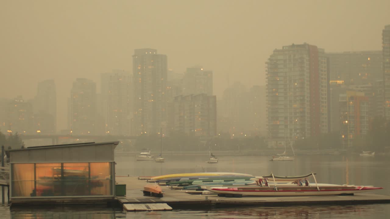 Smoke pollution in Downtown Vancouver Canada in 4K