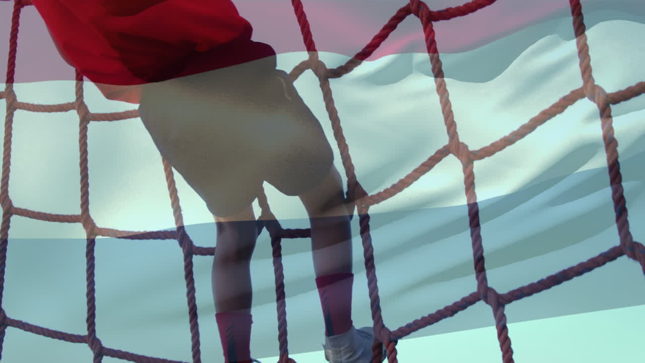 animación de la bandera de los países bajos sobre un niño caucásico durante el entrenamiento de una carrera de obstáculos
