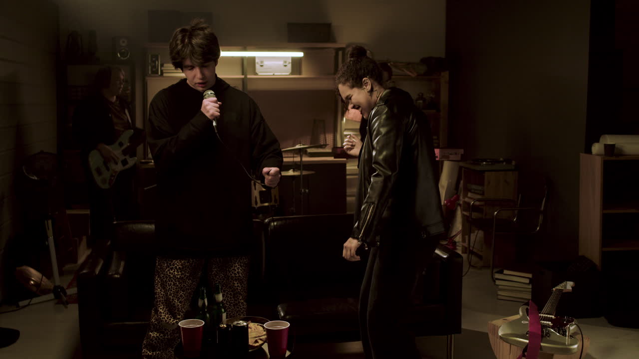 grupo musical en un estudio