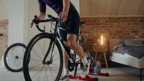 hombre entrenamiento de ciclismo en interiores
