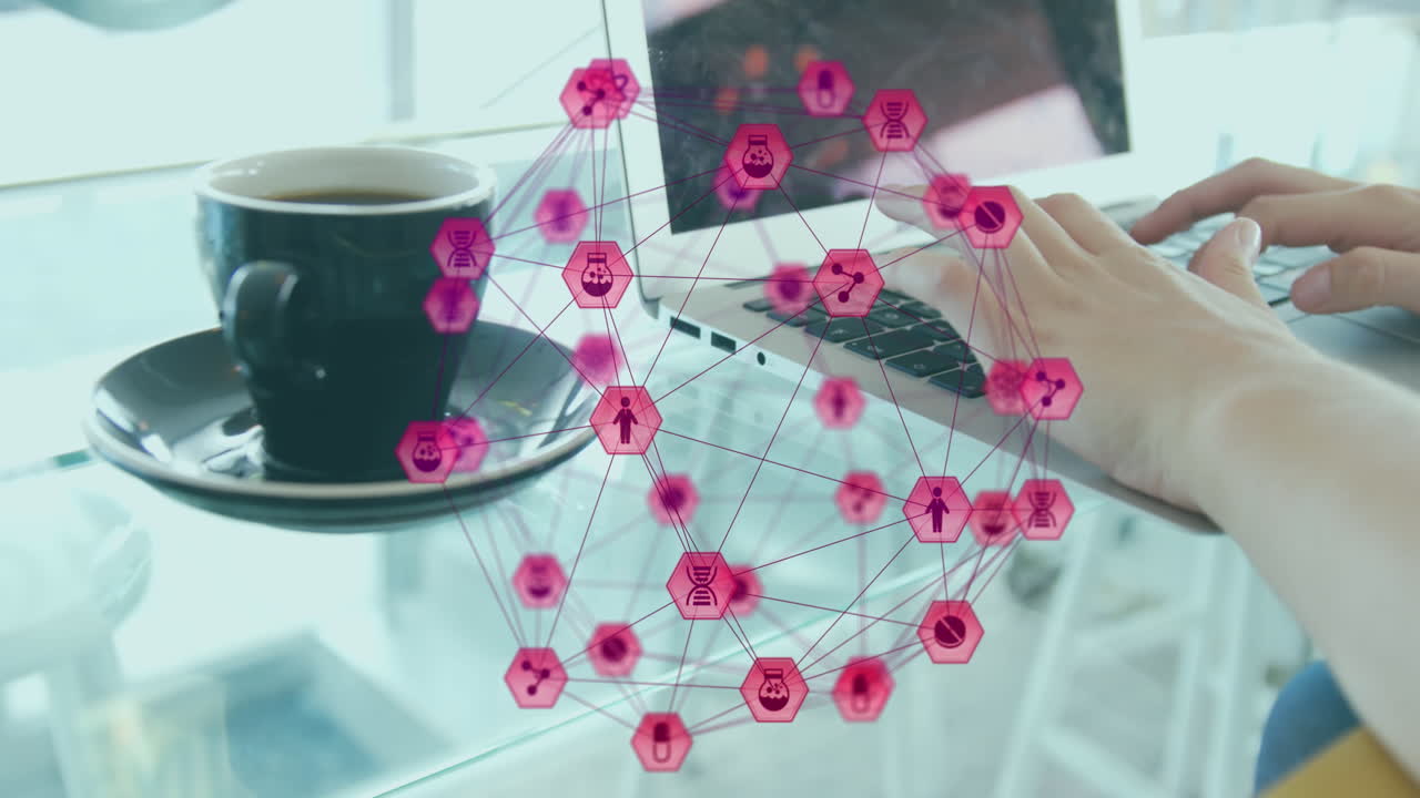 카페에서 노트북을 사용하는 여성의 중간 섹션을 가로질러 회전하는 디지털 아이콘의 전 세계 애니메이션