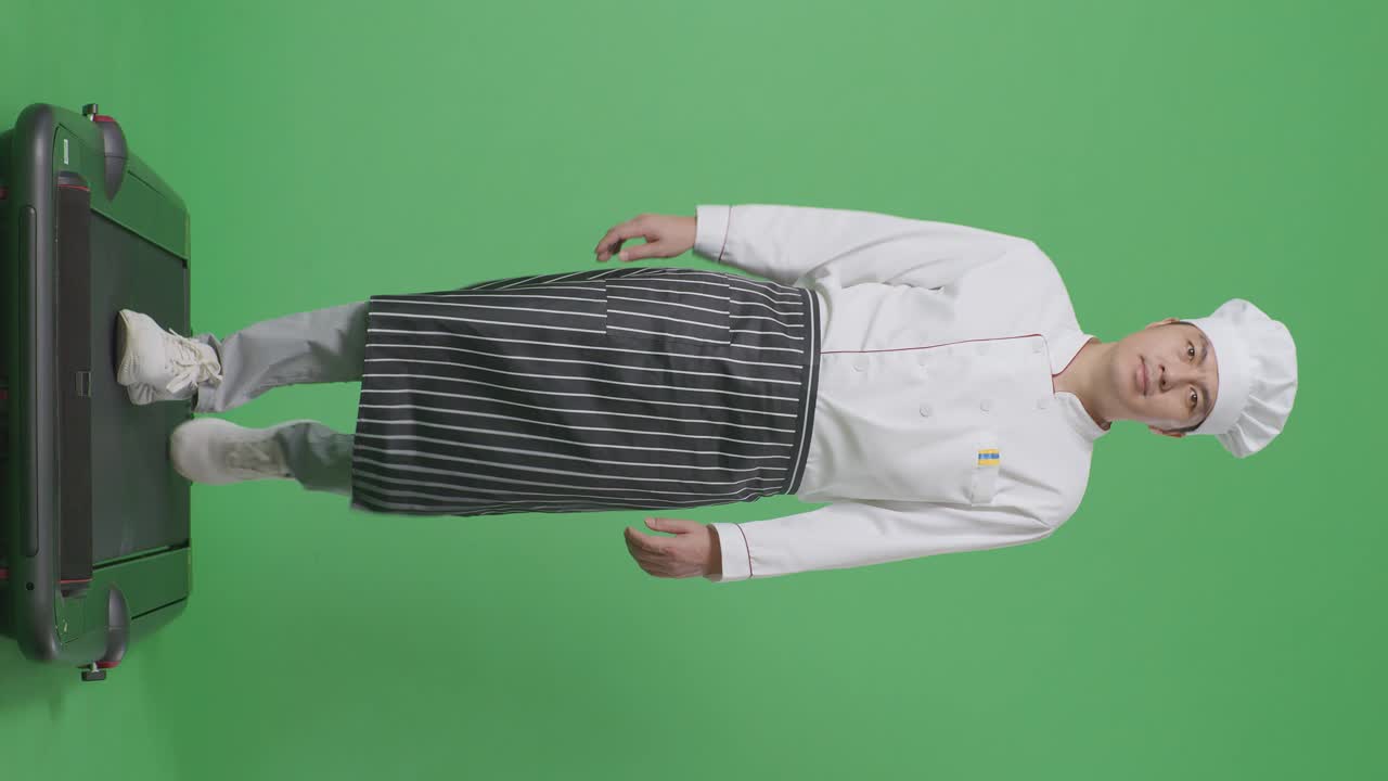 녹색 스크린 배경 스튜디오에서 트레드밀을 고 있는 아시아인 셰프의 몸
