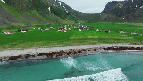 Volando-Hacia-Las-Casas-De-Playa-De-Unstad,-Vestvagoy,-Islas-Lofoten,-Noruega