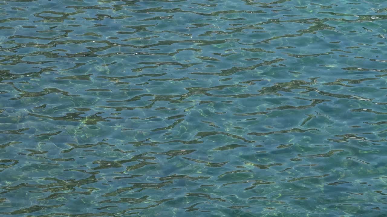 las suaves olas del océano en sorrento, italia
