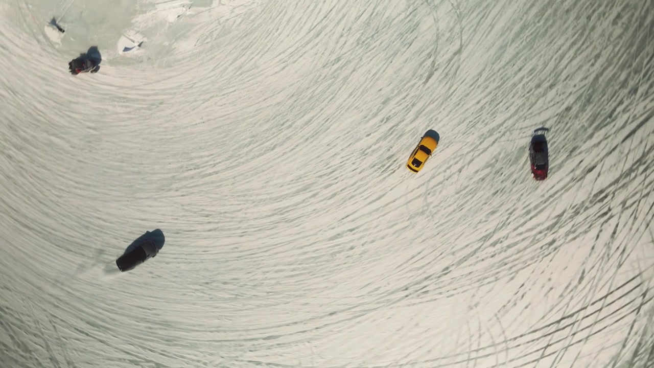 Drone Perspektifinden Buz Üzerinde Drift Yapan Sarı Ford Mustang