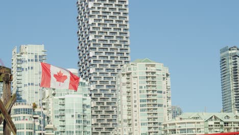 bandiera canadese con con vancouver paesaggio urbano dietro di esso