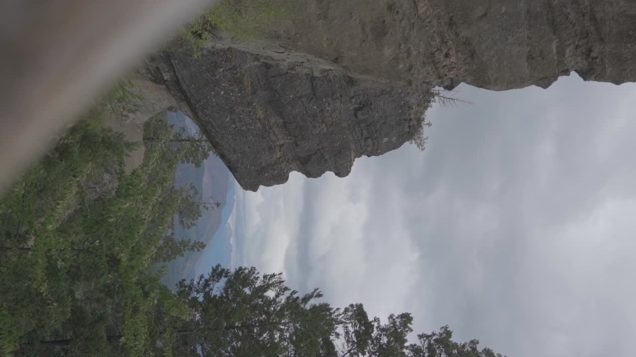formaciones rocosas y árboles con vistas al bosque en el horizonte en "cabeza del indio", el bolsón, patagonia, argentina