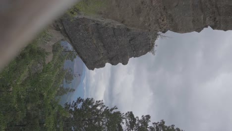 formaciones rocosas y árboles con vistas al bosque en el horizonte en &quot;cabeza del indio&quot;, el bolsón, patagonia, argentina