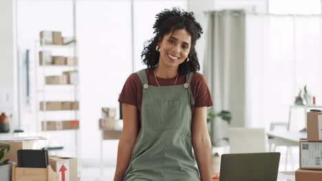 mujer, diseñadora de moda y logística en pequeñas