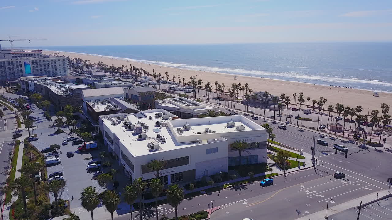 imágenes de drones tomadas en huntington beach, california, en la ciudad del pacífico con vistas a la autopista de la costa del pacífico y al océano pacífico