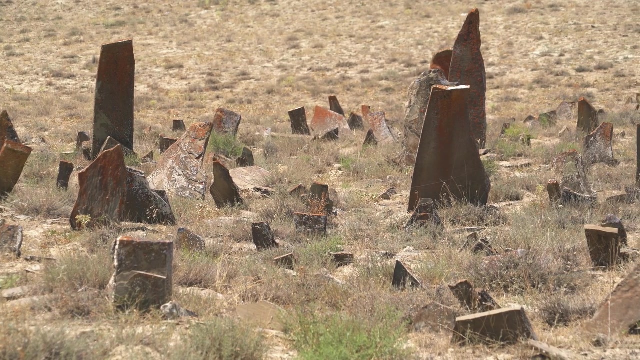 Anciennes stèles funéraires en pierre dans un paysage désertique