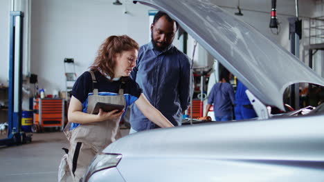 El-Reparador-Hace-Un-Chequeo-En-El-Auto-Del-Cliente.