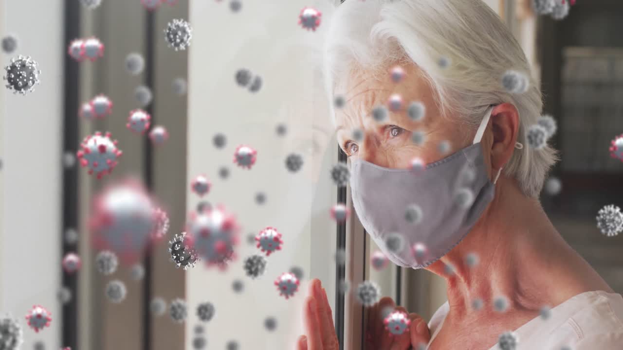 анимация ковидных клеток над пожилой женщиной в маске для лица