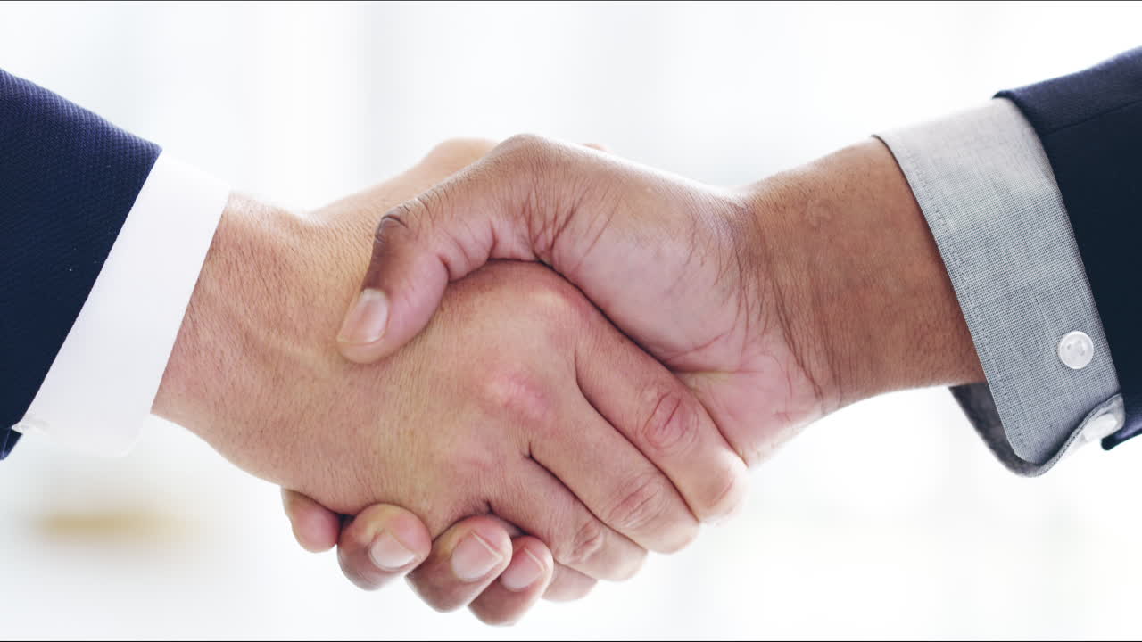 Concludere l'accordo con una stretta di mano.