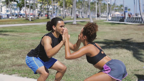 pareja doblando la rodilla y haciendo ejercicio