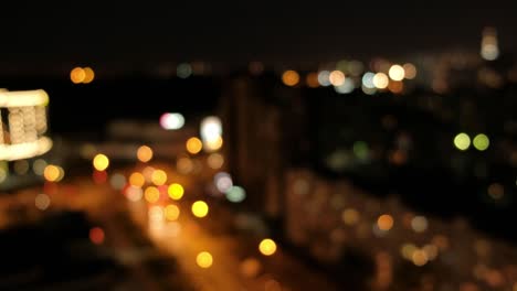 manchas de luz bokeh borrosas sobre un fondo negro.
