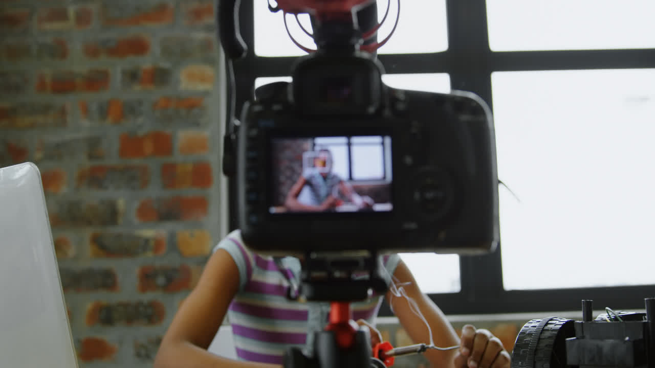 blogger adolescente soldando una placa de circuito 4k