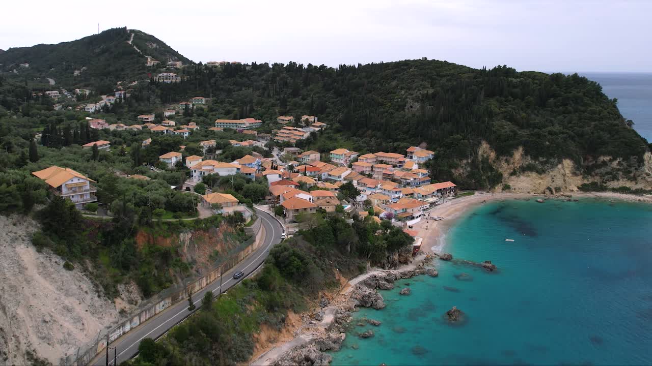 Agios Nikitas Lefkadan saarella Kreikassa, ilmakuva droonilla pienestä rannikkokaupungista ja rannasta, kesäkohde, panoraamanäkymä