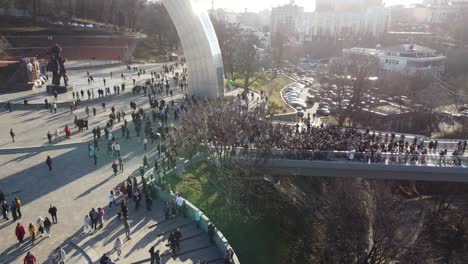 kyiv o kiev, ucrania - 22 de febrero de 2022: el arco de la amistad de los pueblos en el parque khreshchatyy.