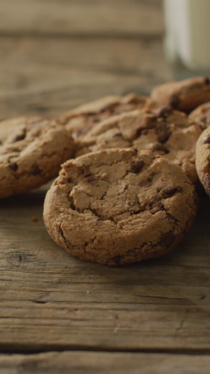 Video di biscotti con cioccolato e latte su sfondo di legno