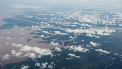 lecho de río y formaciones insulares con nubes, fotografía aérea