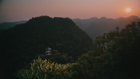 Vista-De-Las-Montañas-De-Piedra-Caliza-En-La-Isla-Cat-Ba-Durante-La-Puesta-De-Sol-En-Vietnam