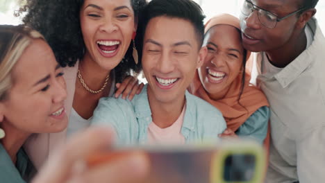 selfie, cara graciosa y amigos con un negocio