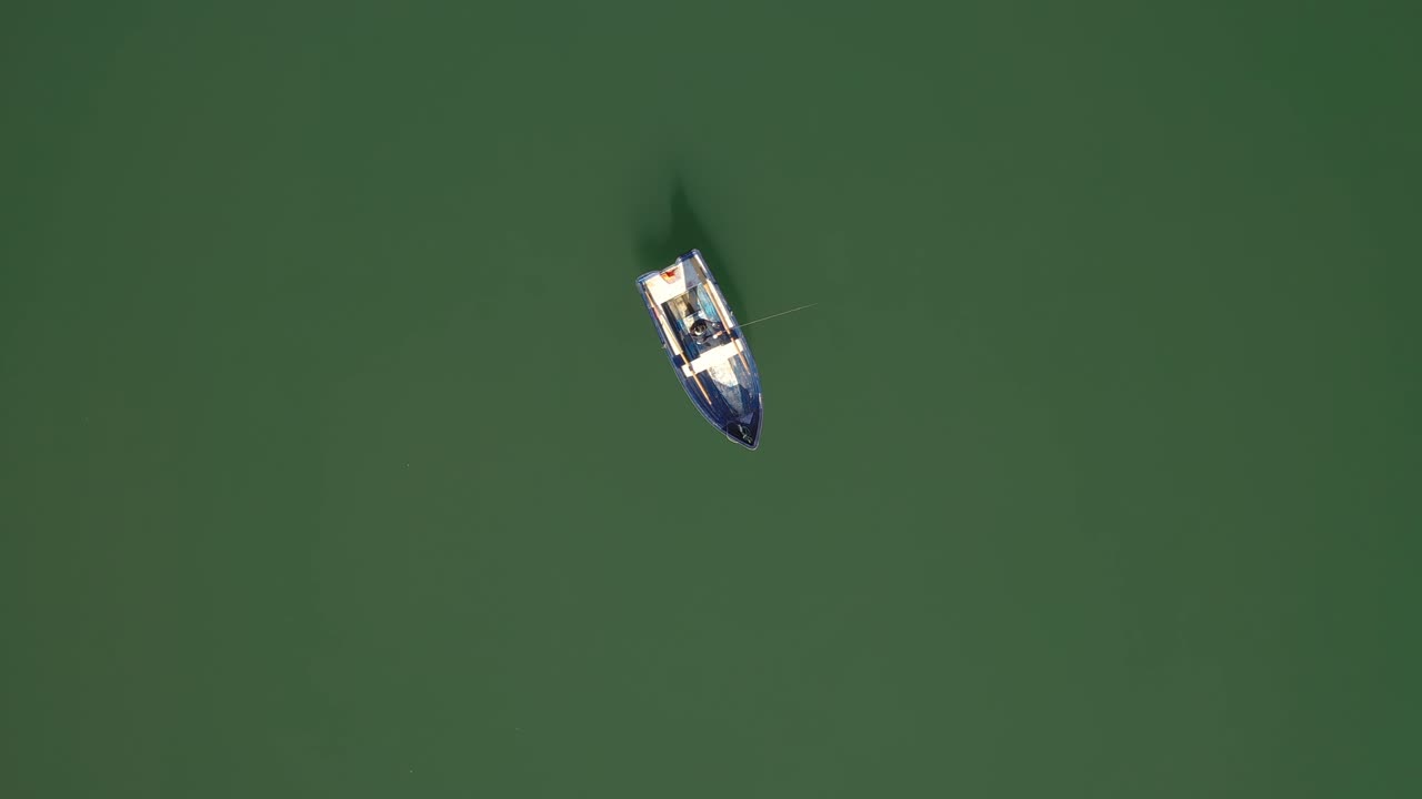 보트에 있는 여자가 노르웨이에서 물고기를 잡습니다.