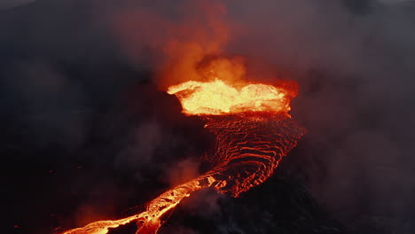 Diapositiva-Y-Toma-Panorámica-De-Lava-Fundida-Que-Fluye-Desde-El-Cráter-Del-Volcán.-Magma-Salvajemente-Hirviendo-Salpicando-En-Altura.-Volcán-Fagradalsfjall.-Islandia,-2021