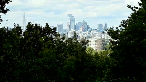 lapso de tiempo desde una colina de árboles con vistas a la ciudad de londres con edificios famosos
