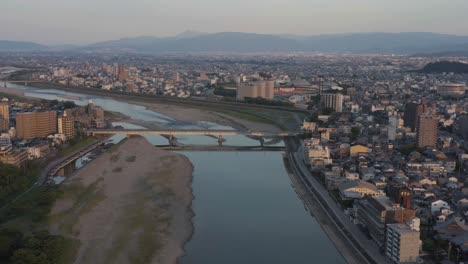 ciudad de gifu, amanecer en la vista aérea del río nagaragawa