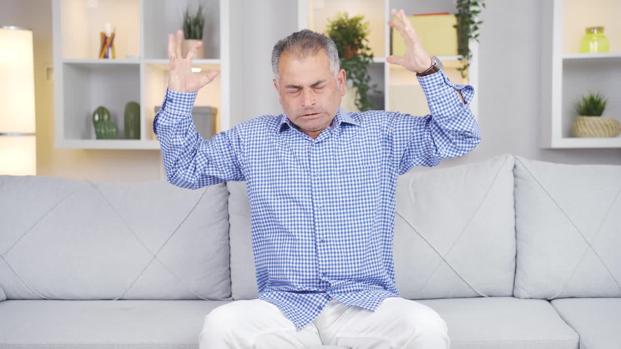 신경 ⁇ 약을  ⁇ 고 있는 사람은 화가 나고 기분이 좋지 않습니다.