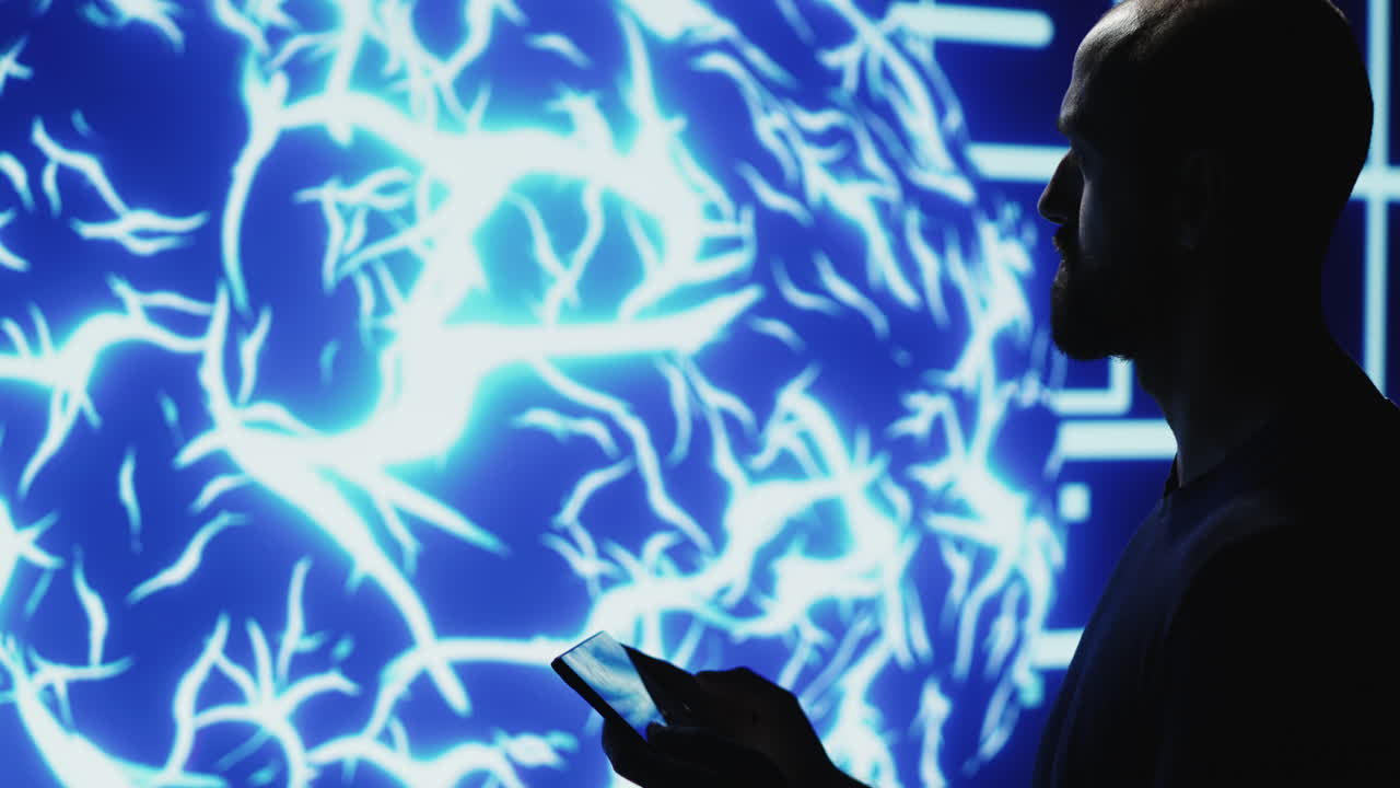 инженер проверяет нейронную сеть