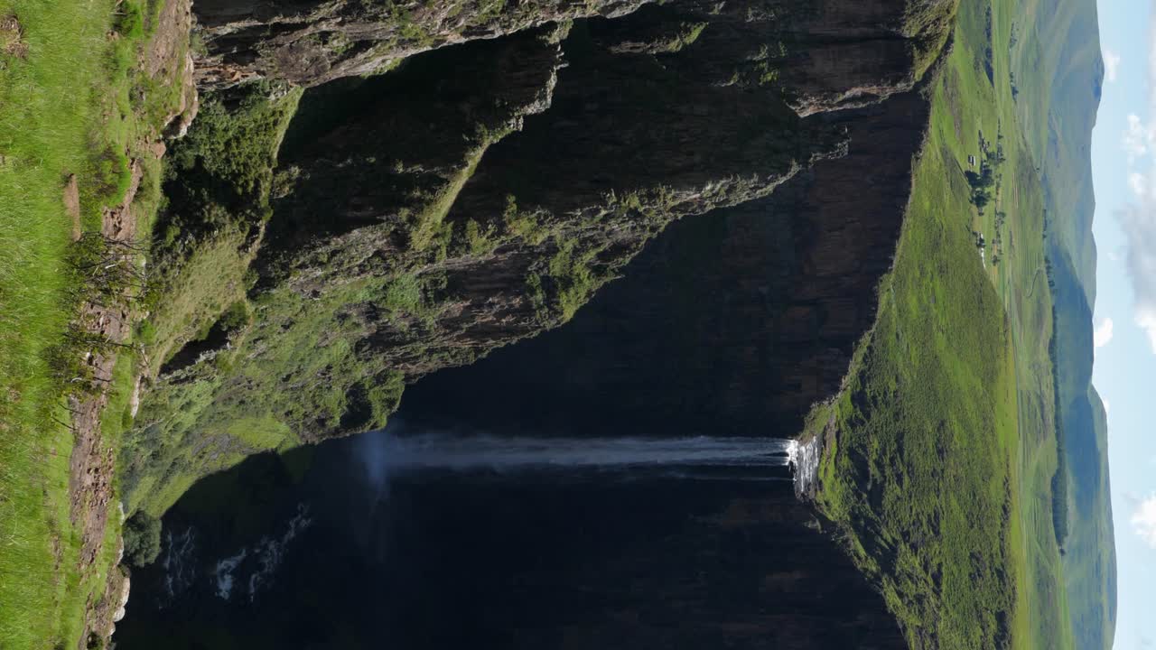 clip vertical: el río maletsunyane cae sobre una cascada alta, lesotho