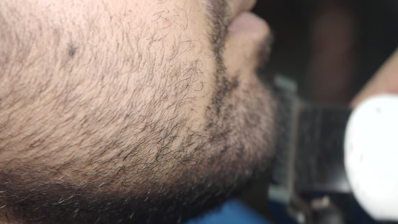 hombre recortándose la barba