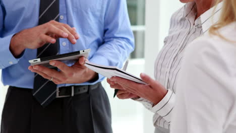 personas de negocios que usan tabletas