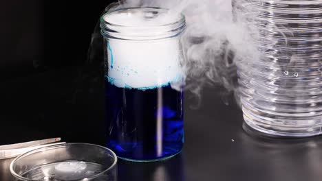 el hielo seco reacciona con el agua, creando humo.