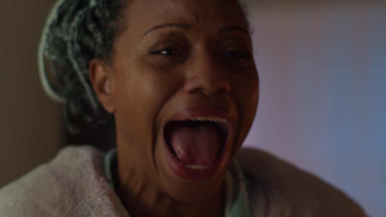 primer plano de una mujer expresando conmoción o miedo