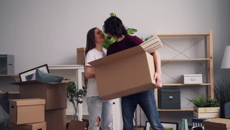 ein glückliches ehepaar zieht in ihr neues zuhause ein