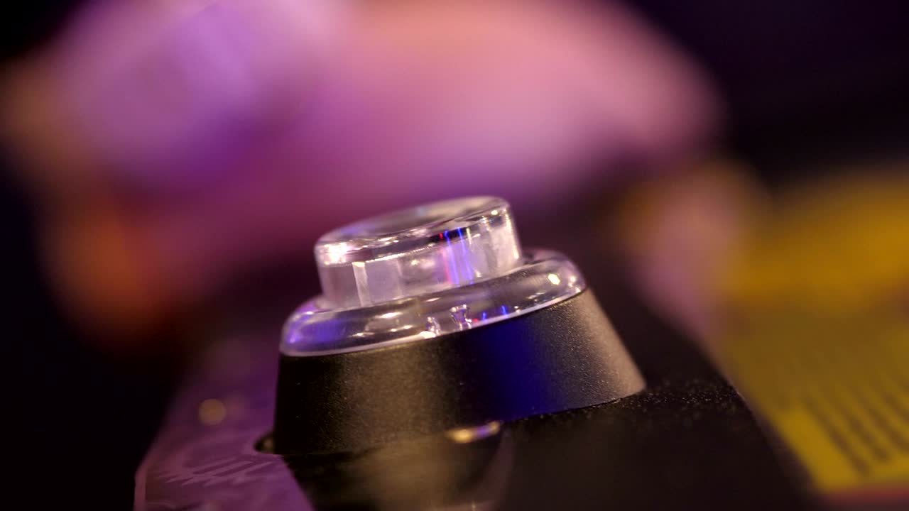 primer plano de hacer clic en el botón parpadeante en 4k cámara lenta 60 fps