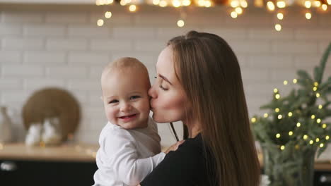 Mutter-Und-Baby-In-Zeitlupe.-Glückliche-Familie.-Mutter-Mit-Ihrem-Kind-Lächelt-Und-Lacht-Zu-Hause.