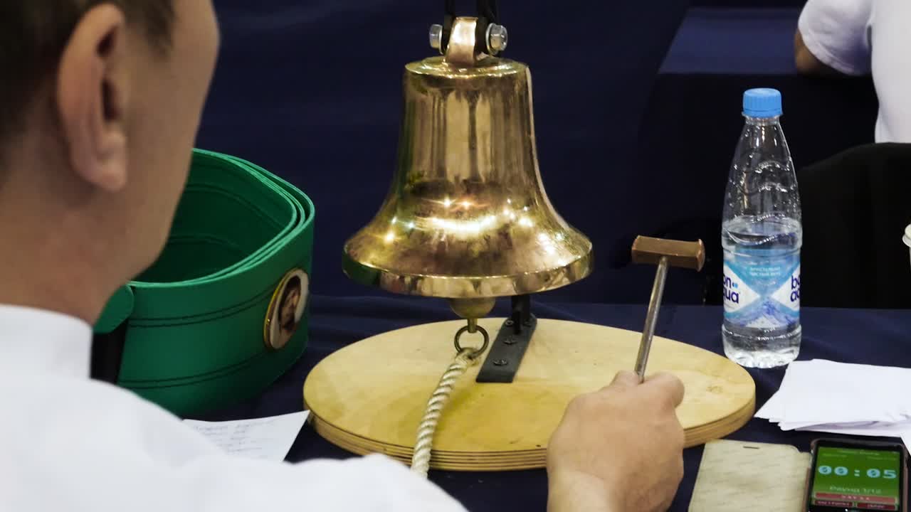 구리 종 으로 대회 를 심판 하는 것