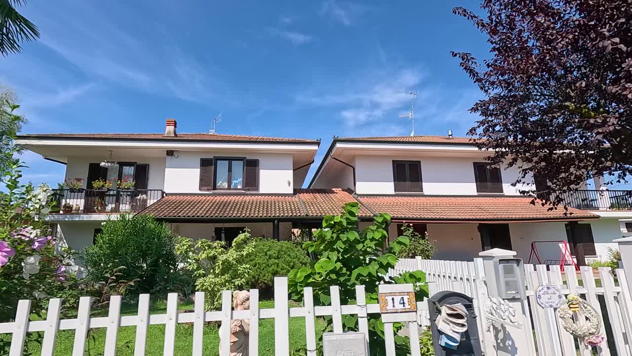 Casas de dois andares com belos jardins no Piemonte
