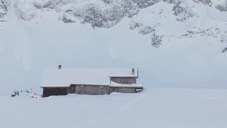 Idílico-Refugio-Invernal-En-La-Montaña-Con-Una-Cabaña-De-Invierno.