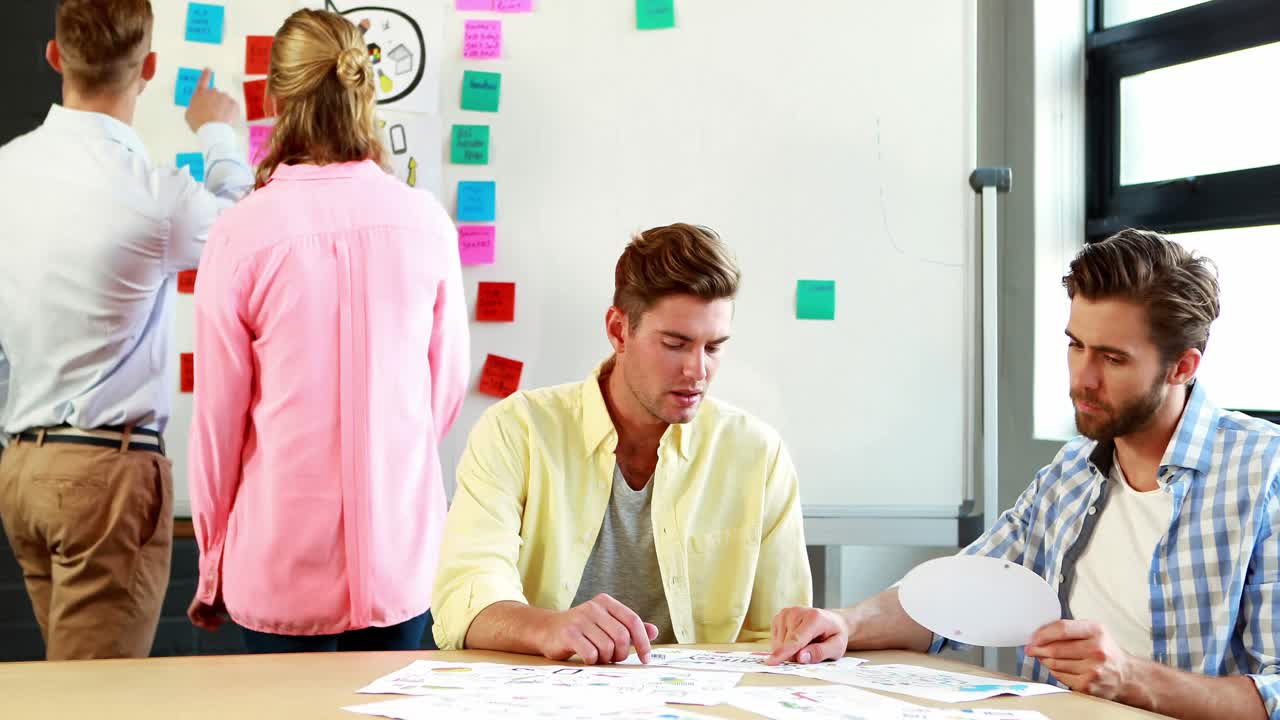 empresarios que interactúan entre sí