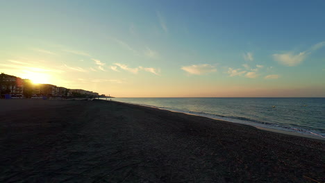 Gebäude-Direkt-Am-Meer-Am-Strand-Des-Málaga-Resorts-Während-Des-Sonnenuntergangs-In-Spanien