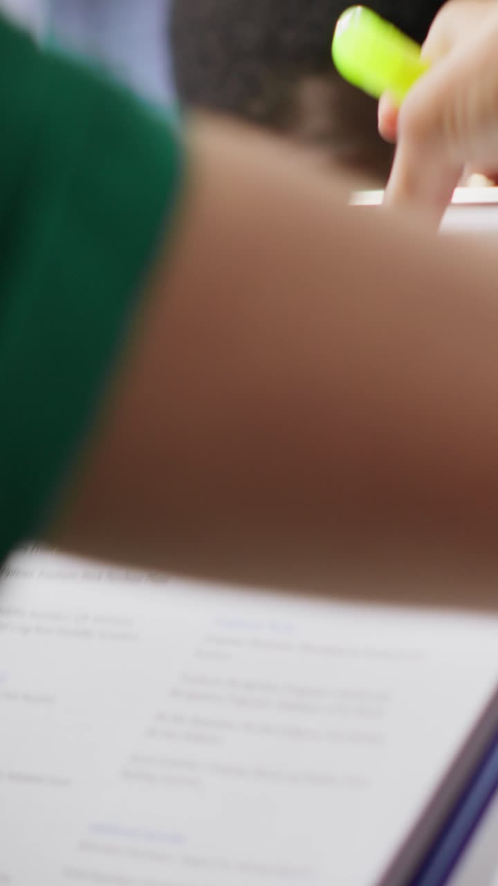 Video verticale: Selezionatori HR e candidato che leggono i termini del contratto di lavoro.