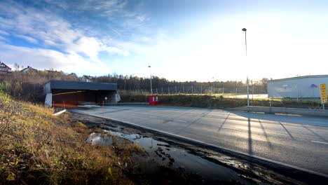 conducción de vehículos, paso subterráneo, entrada y salida, tromso en noruega. lapso de tiempo