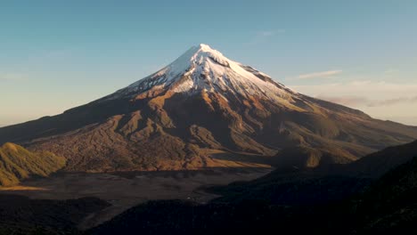 volcán taranaki durante la hora dorada del atardecer